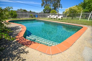 Outdoor pool - Sandown Heritage Motel (Noble Park)