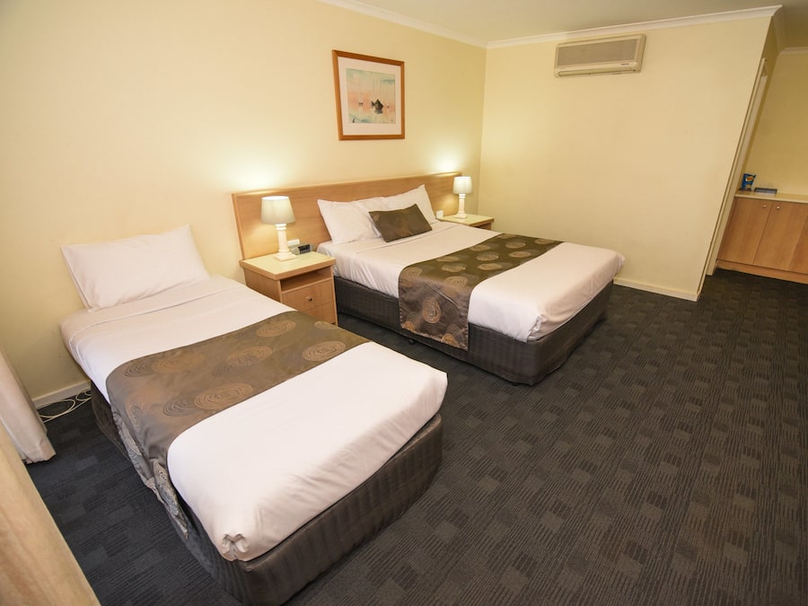 Twin Room | Minibar, in-room safe, desk, iron/ironing board