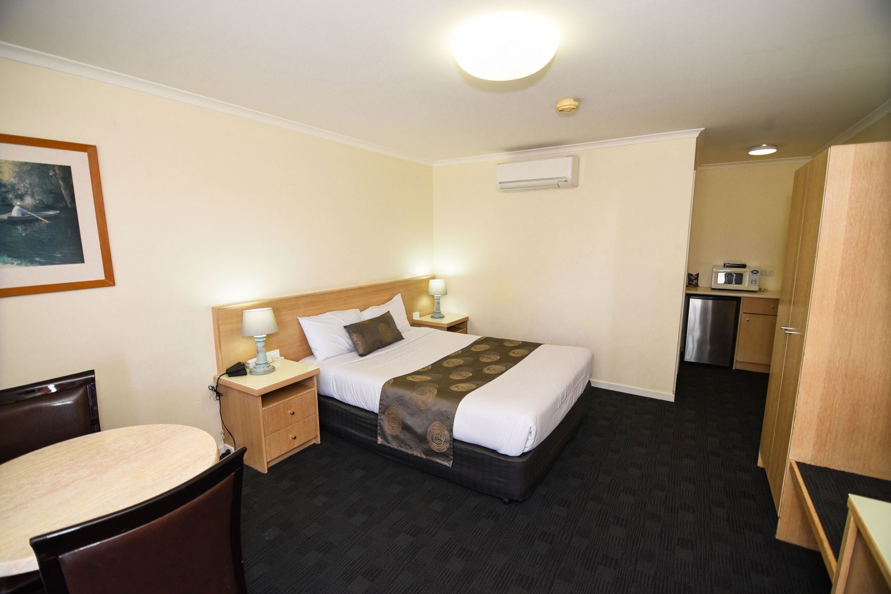 Bar mini, peti besi dalam bilik, meja, seterika/papan seterika 