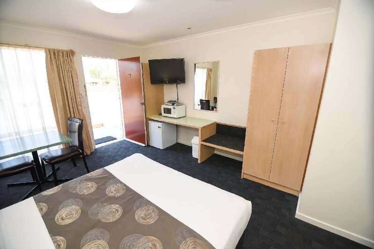 Minibar, Zimmersafe, Schreibtisch, Bügeleisen/Bügelbrett