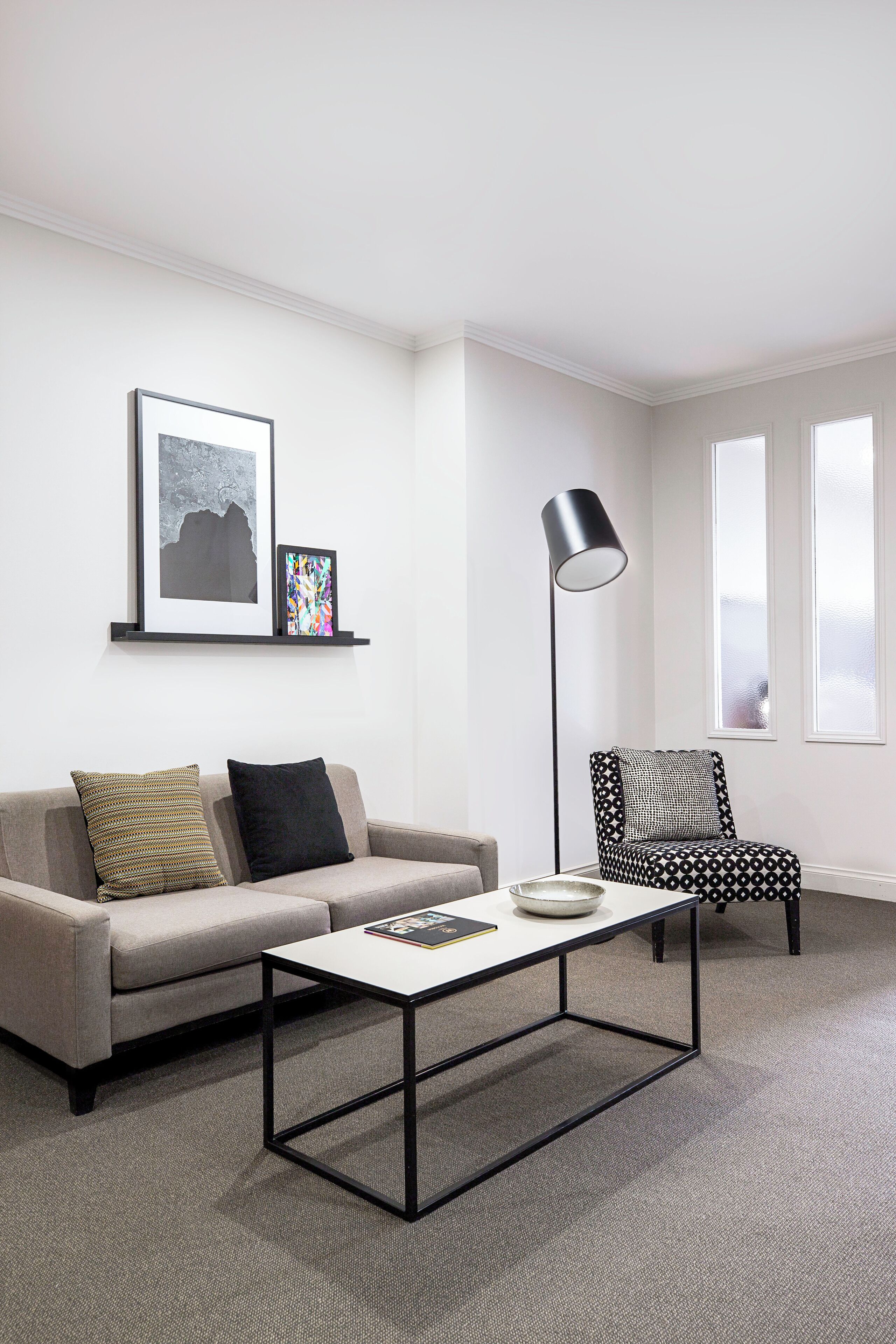 Minibar, bureau, espace de travail pour ordinateur portable