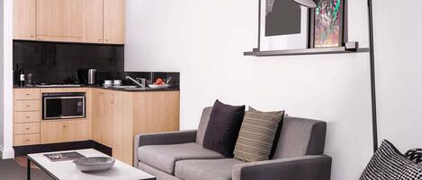 Minibar, escritorio y espacio para trabajar con laptop