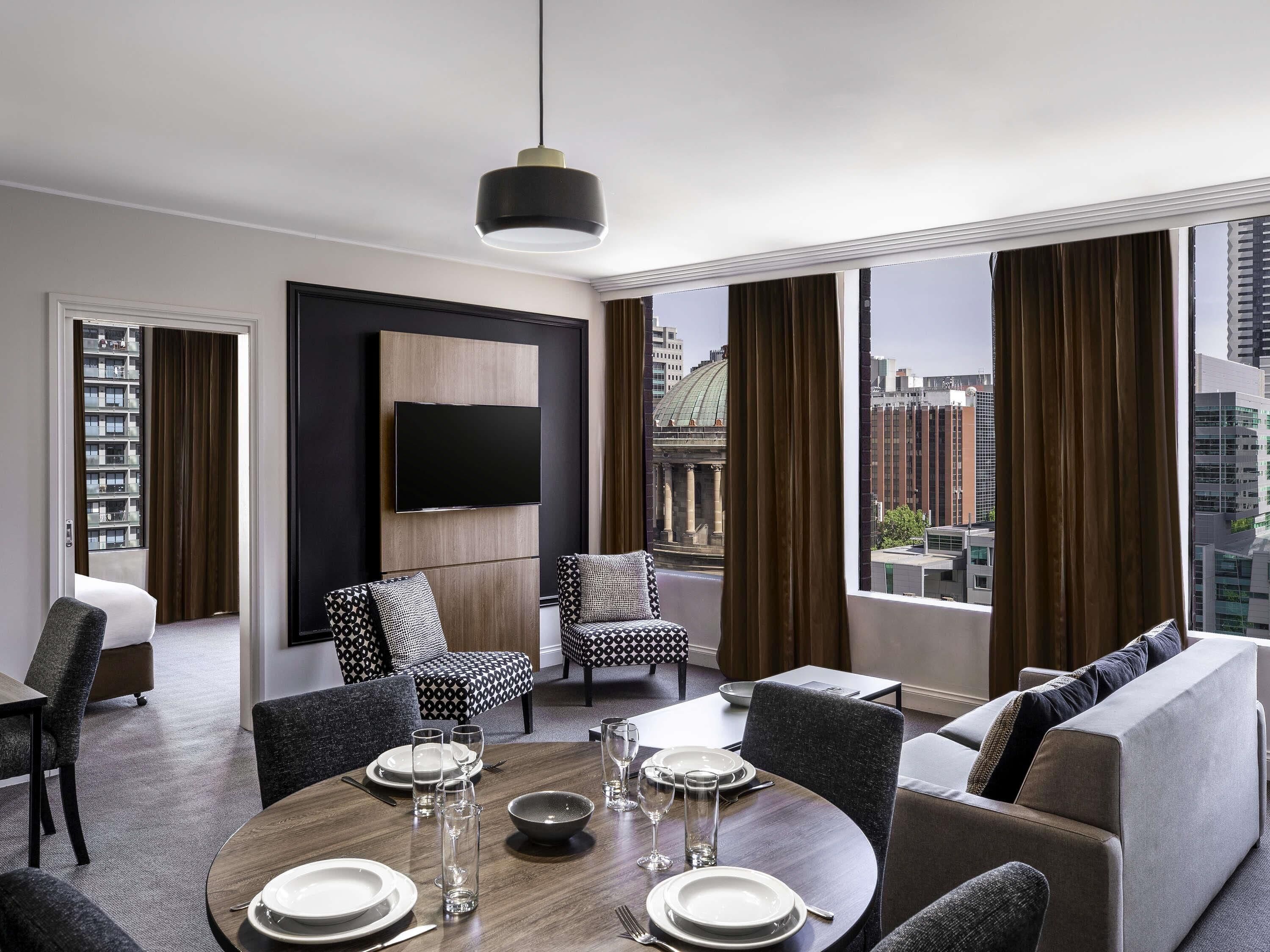 Apartamento família, 2 quartos | Frigobar, escrivaninha, espaço de trabalho para notebook