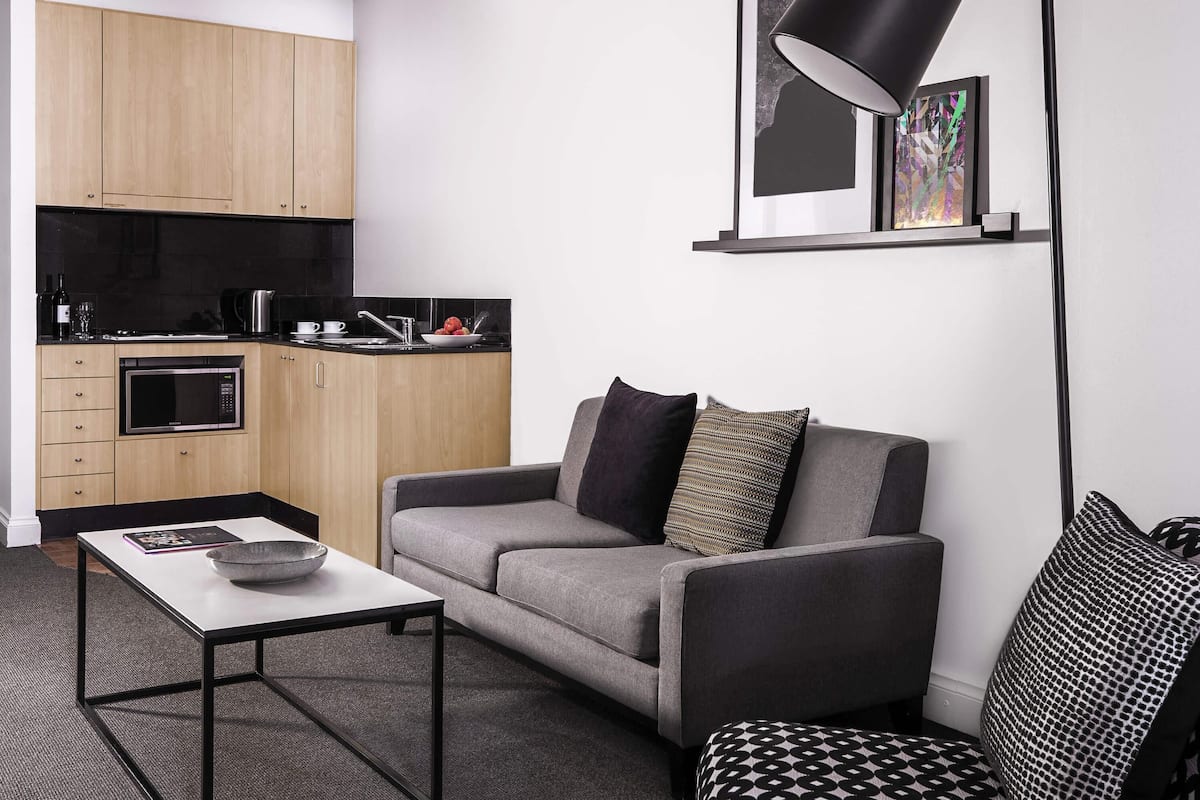 Minibar, meja kerja, ruang kerja ramah laptop, dan tirai kedap cahaya