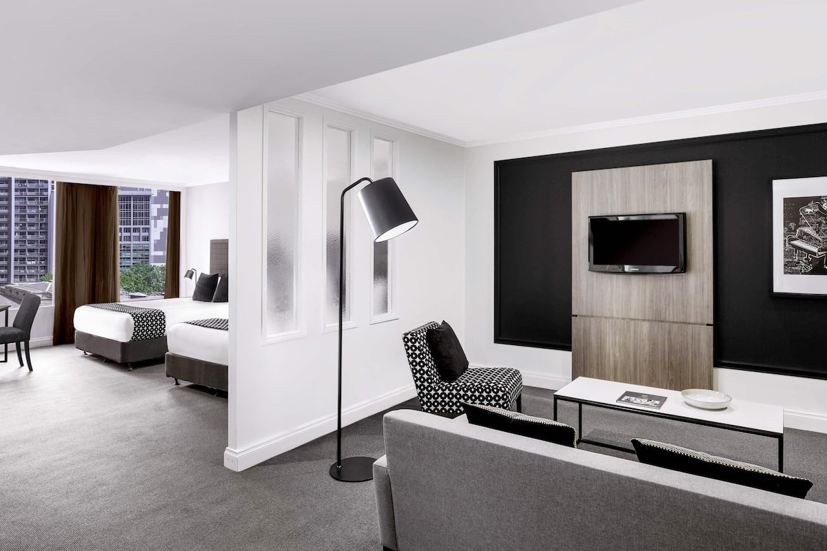Estudio, 2 camas dobles | Minibar, escritorio, espacio para trabajar con un portátil