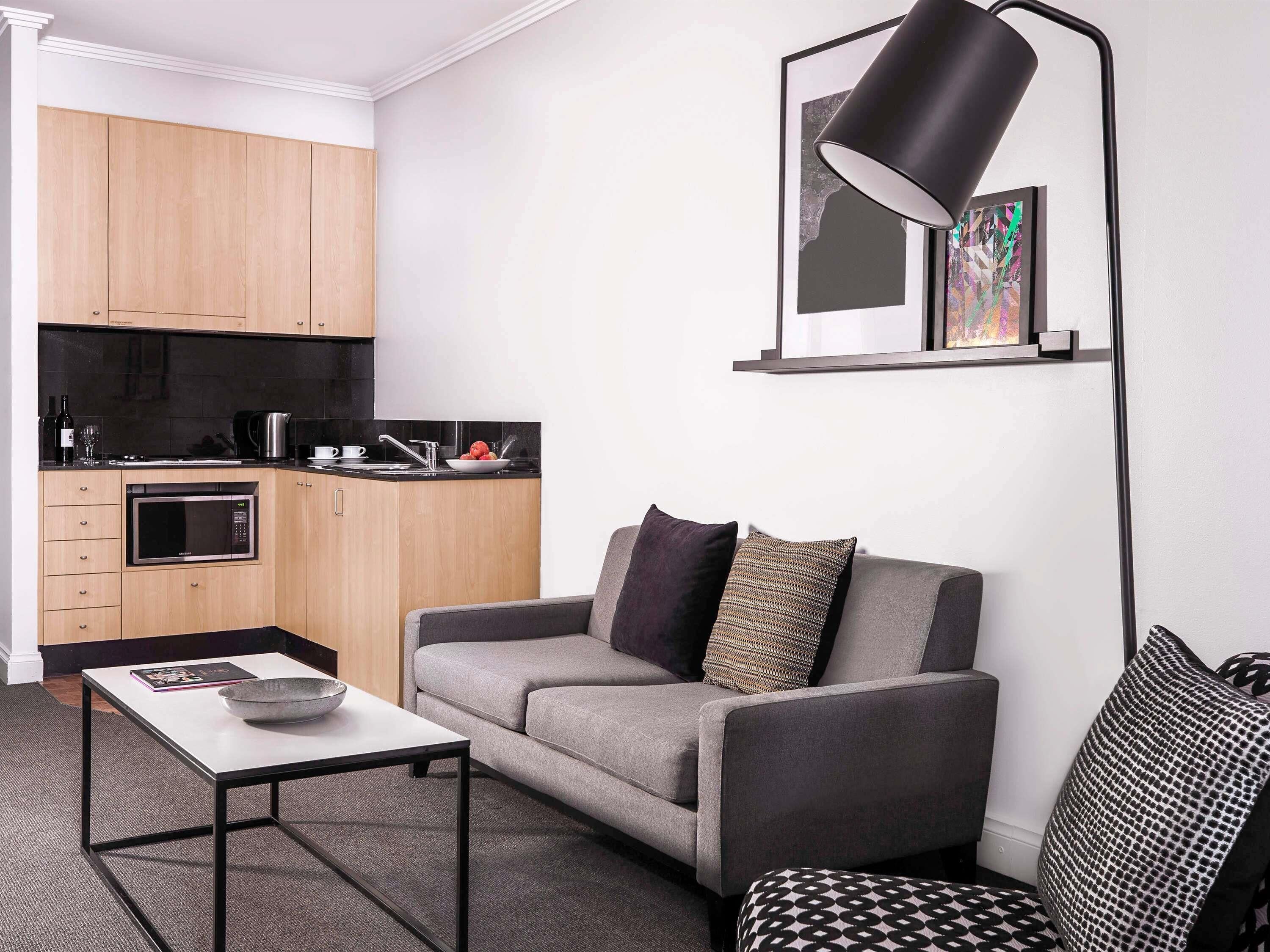 Een minibar, een bureau, een laptopwerkplek, verduisterende gordijnen