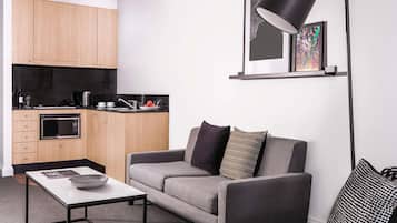 Een minibar, een bureau, een laptopwerkplek, verduisterende gordijnen