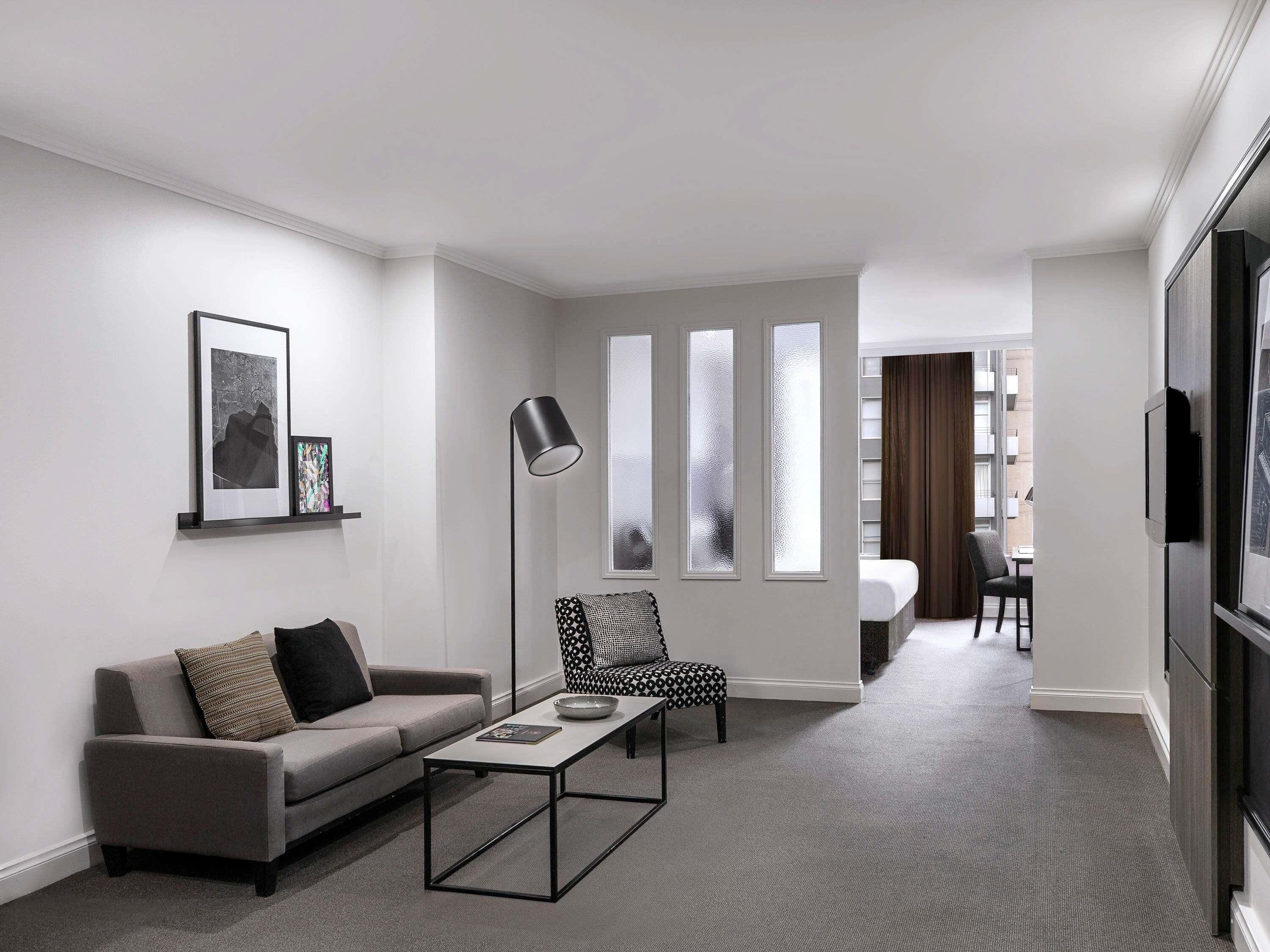 Frigobar, escrivaninha, espaço de trabalho para notebook