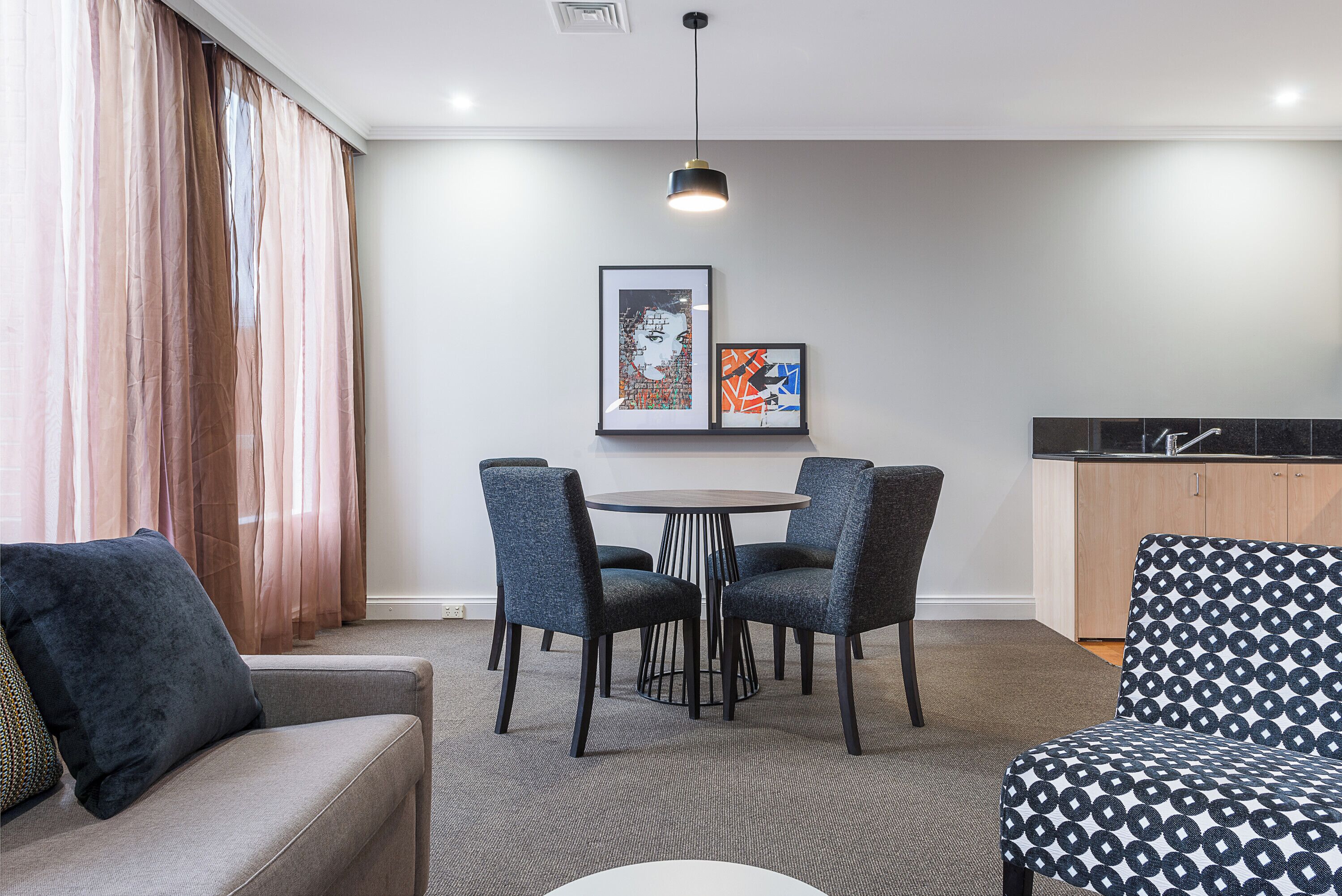 Minibar, bureau, espace de travail pour ordinateur portable