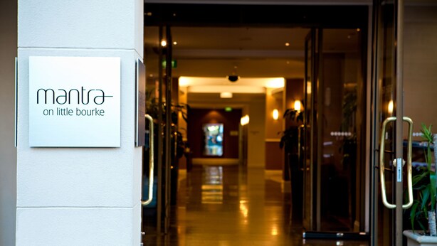 L’entrée d’un hôtel avec une enseigne indiquant : « Mantra on Little Bourke ».