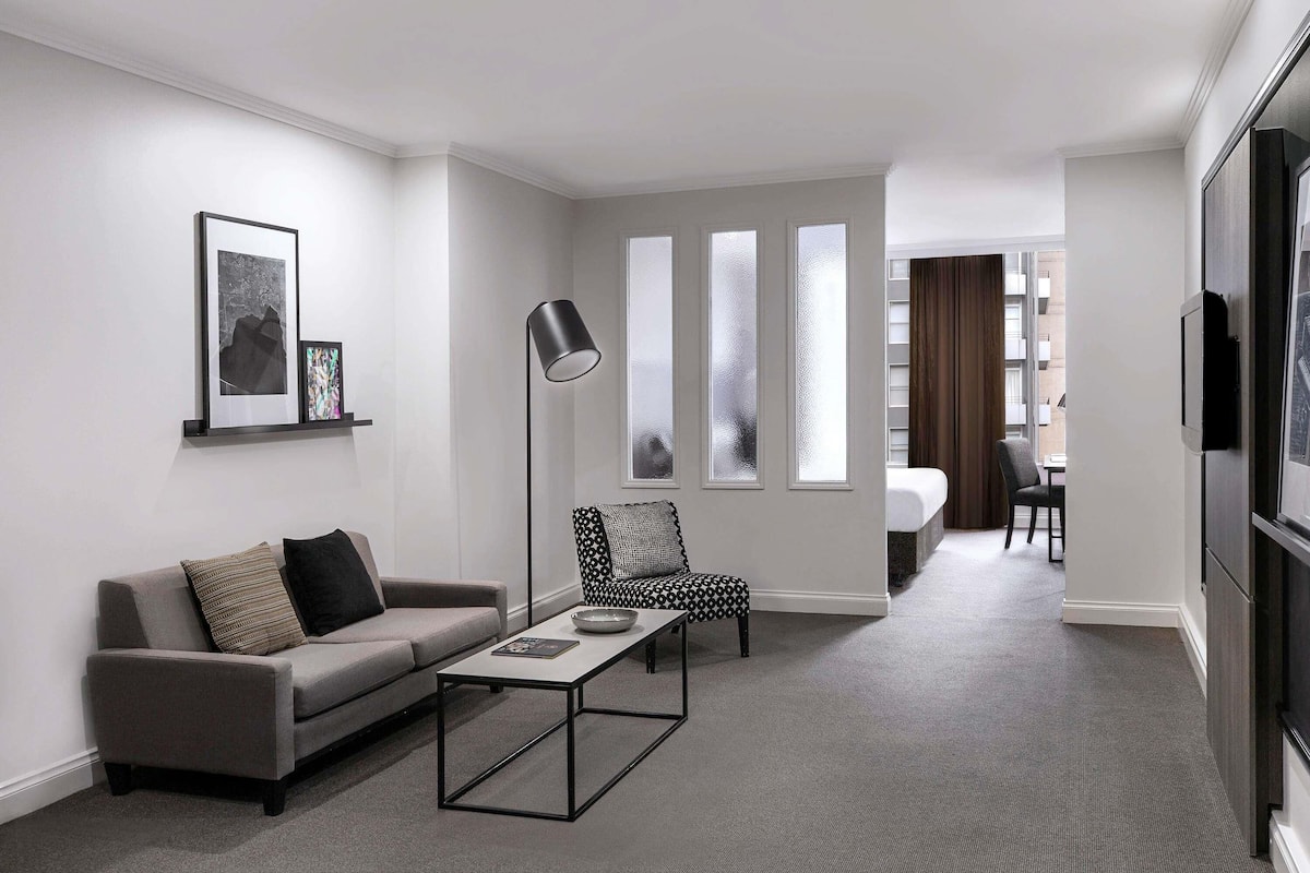 Minibar, desk, laptop workspace, blackout drapes