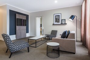 Minibar, desk, laptop workspace, blackout curtains - Mantra on Little Bourke Melbourne (Melbourne)