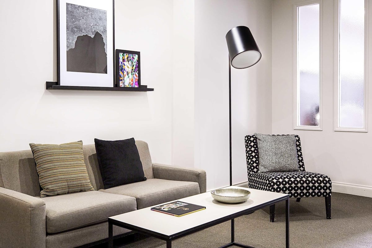 Estúdio executivo | Frigobar, escrivaninha, espaço de trabalho para notebook