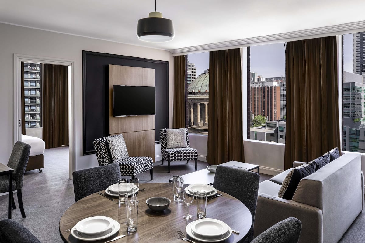 Familie appartement, 2 slaapkamers | Een minibar, een bureau, een laptopwerkplek, verduisterende gordijnen