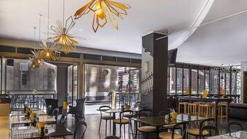 Café da manhã com buffet diário (AUD 30 por pessoa)