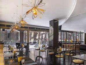 Petit déjeuner buffet (30 AUD par personne)