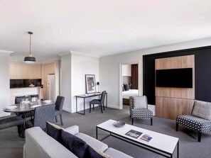 Apartamento família, 2 quartos | Frigobar, escrivaninha, espaço de trabalho para notebook