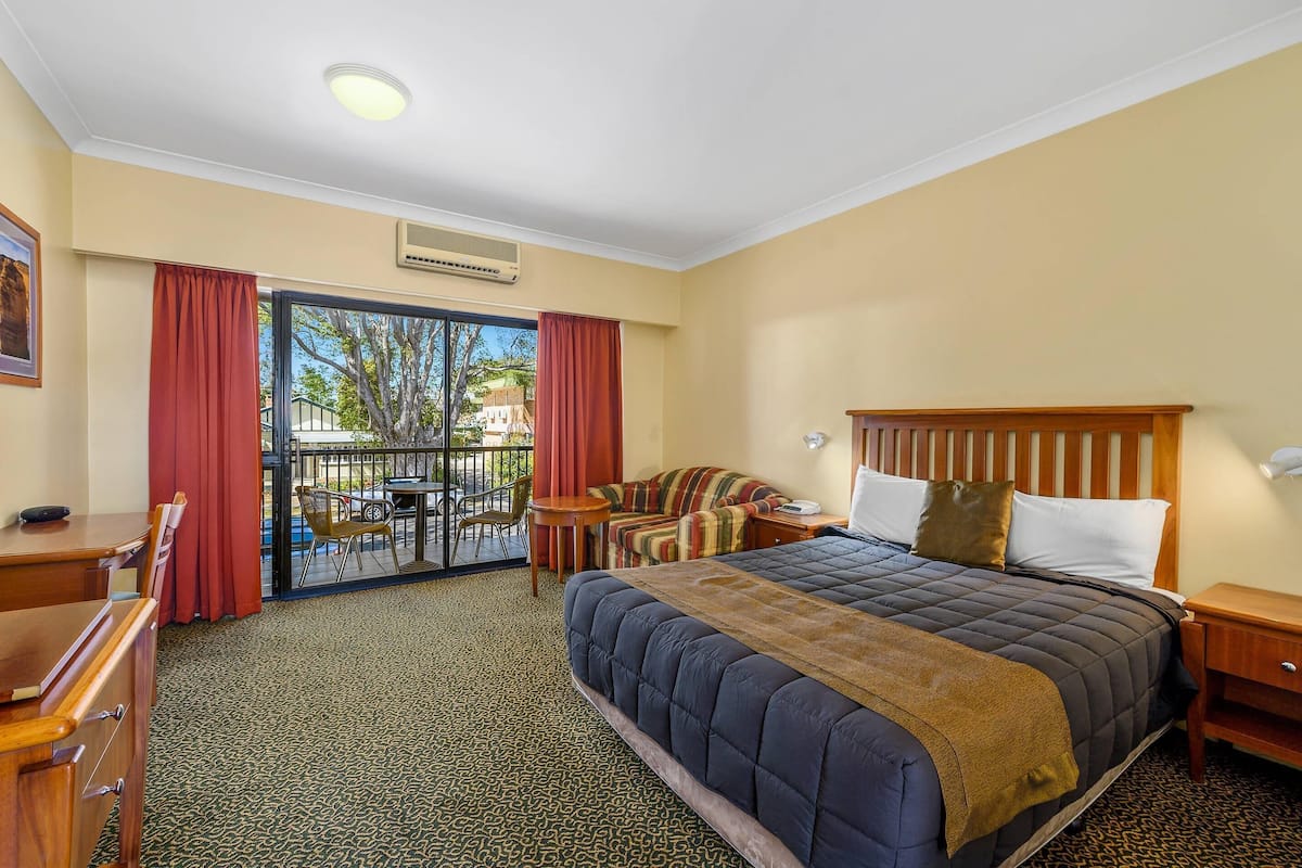 Standard Room, 1 Queen Bed, Non Smoking | Desk, iron/ironing board, free WiFi, bed sheets