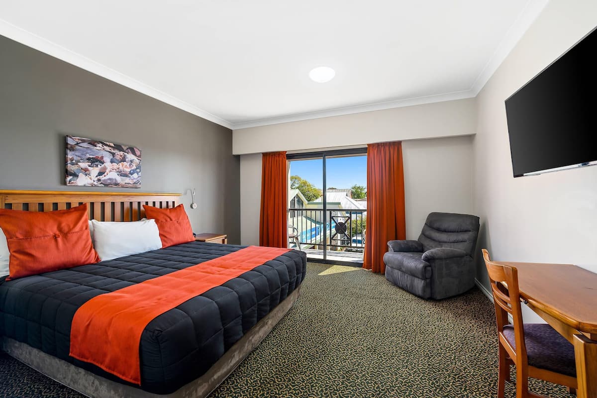 Standard Room, 1 King Bed with Sofa bed, Non Smoking | Desk, iron/ironing board, free WiFi, bed sheets