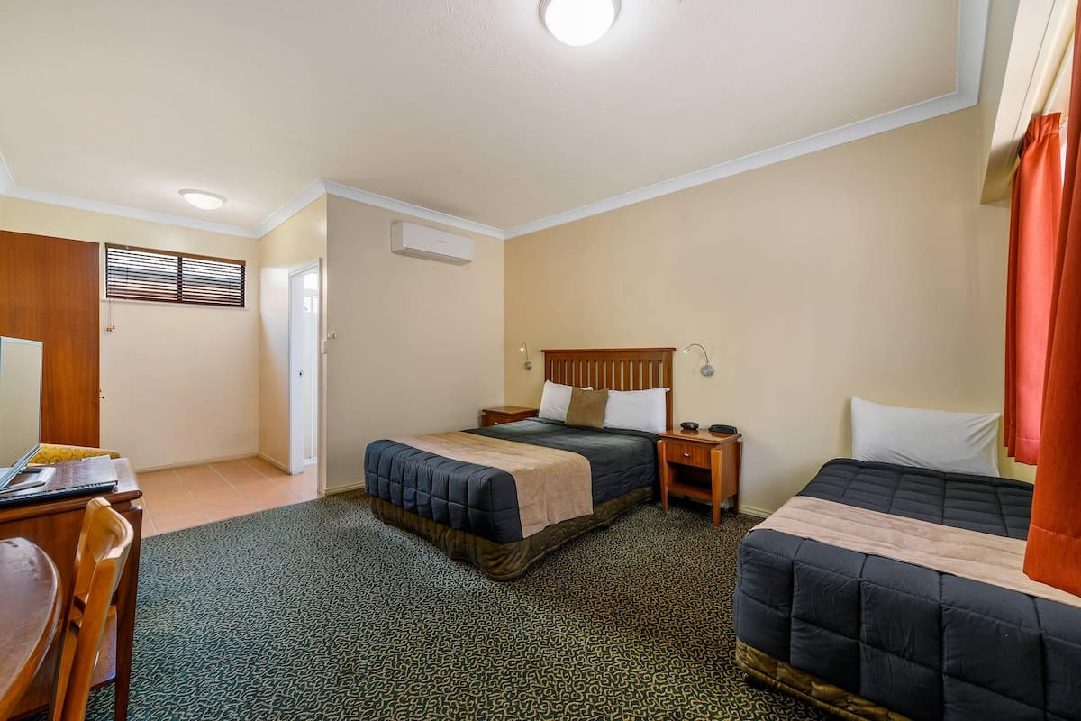 Suite Standard Single Room, Non Smoking | Desk, iron/ironing board, free WiFi, bed sheets