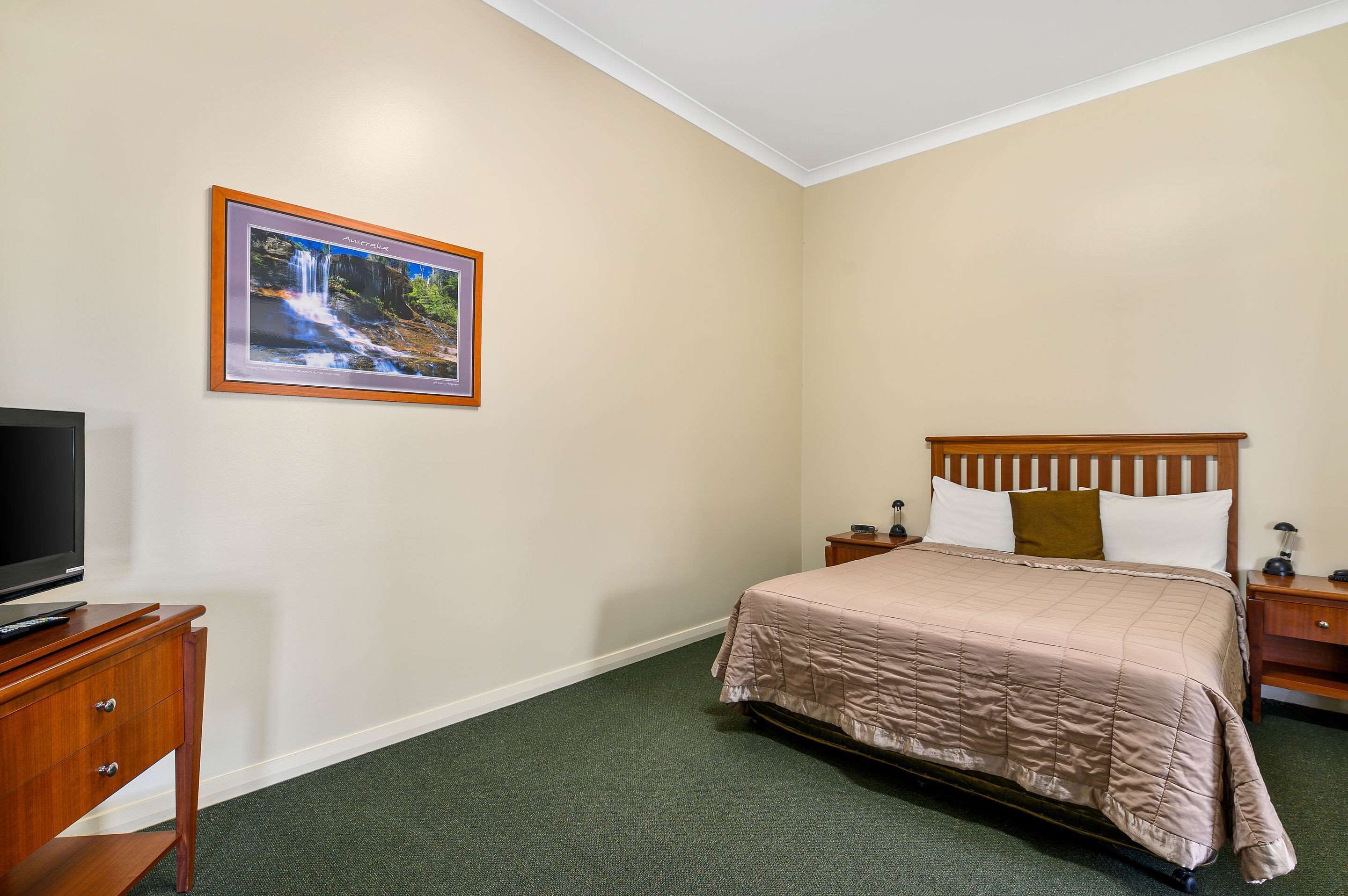 standard room, multiple beds, non smoking | desk, iron/ironing board, free wifi, bed sheets