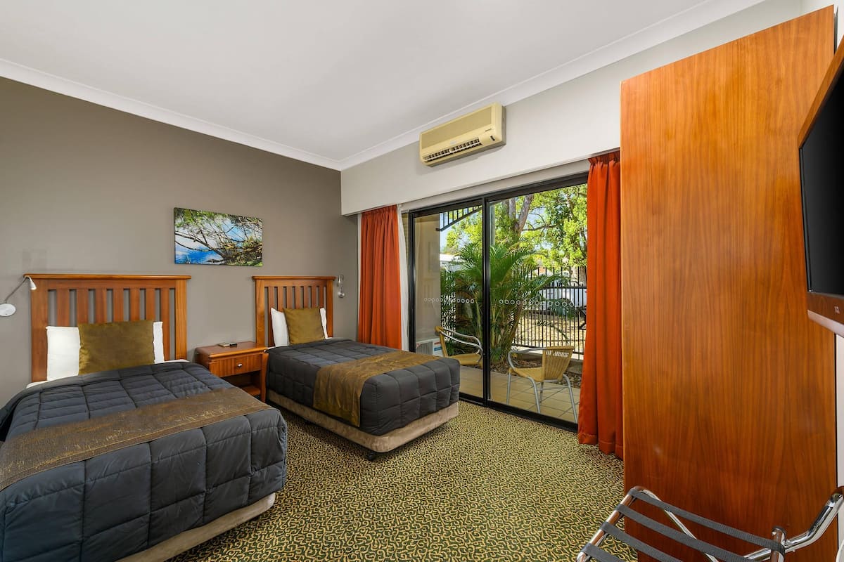 Suite, Multiple Beds, Non Smoking | Desk, iron/ironing board, free WiFi, bed sheets
