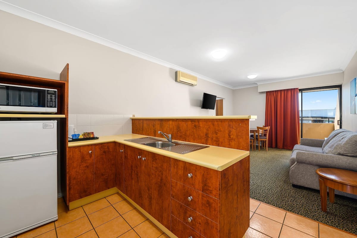 standard room, 1 king bed with sofa bed, non smoking | desk, iron/ironing board, free wifi, bed sheets