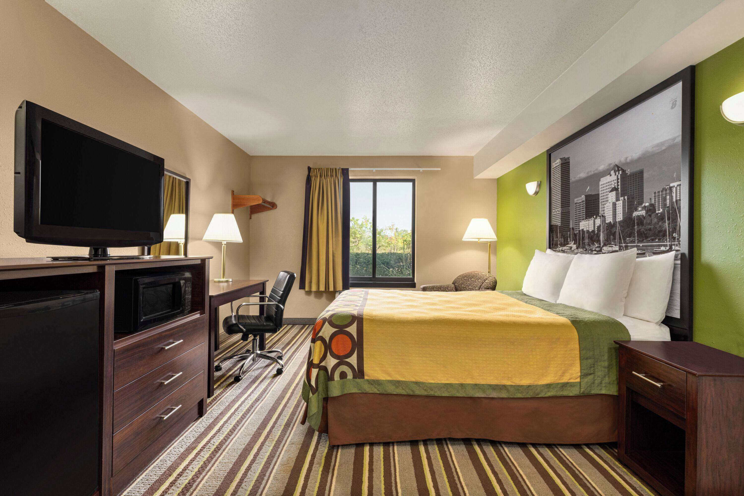 Habitación estándar, 1 cama King size | Tabla de planchar con plancha, cunas gratuitas y camas extra 