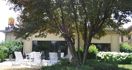 Super 8 by Wyndham Germantown/Milwaukee