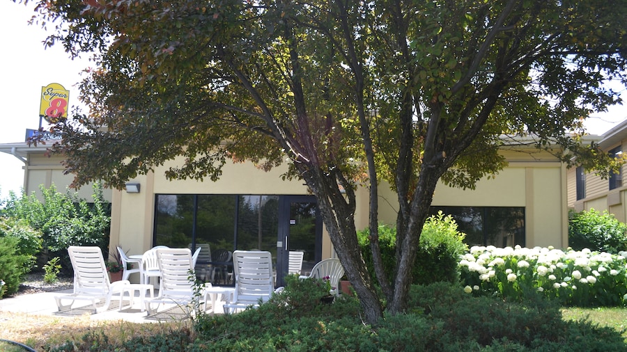 Super 8 by Wyndham Germantown/Milwaukee