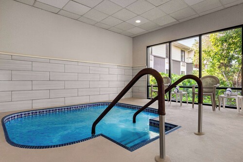 Super 8 by Wyndham Germantown/Milwaukee