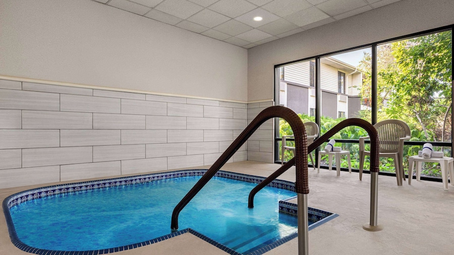 Super 8 by Wyndham Germantown/Milwaukee