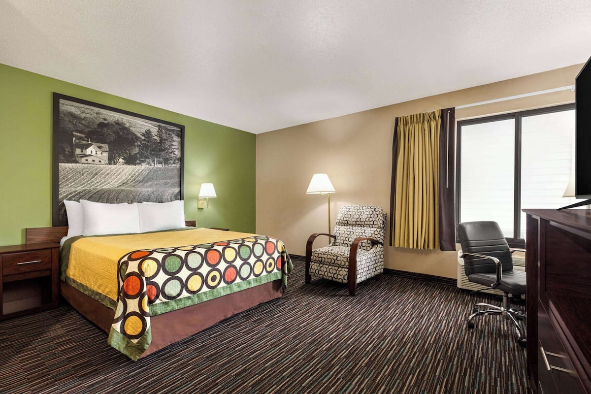 Business Room, 1 Queen Bed, Non Smoking | Iron/ironing board, free cribs/infant beds, rollaway beds, free WiFi