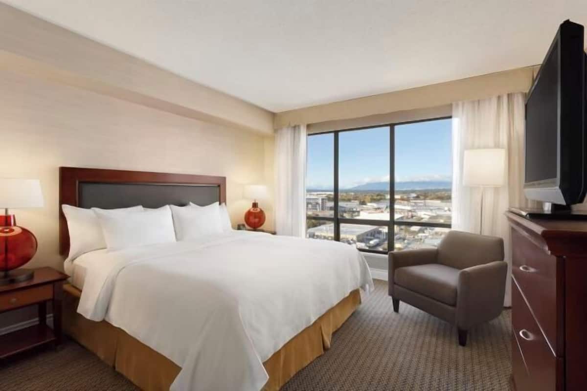 Hypo-allergenic bedding, in-room safe, desk, soundproofing