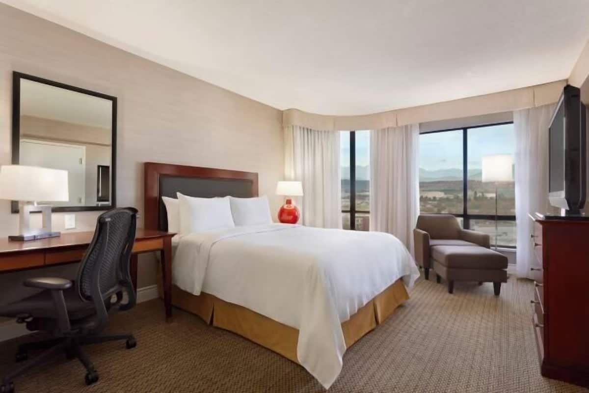 Hypo-allergenic bedding, in-room safe, desk, soundproofing