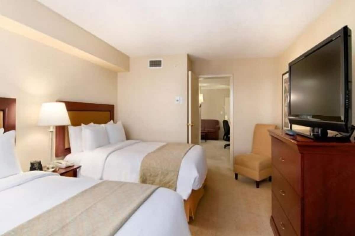 Hypo-allergenic bedding, in-room safe, desk, soundproofing