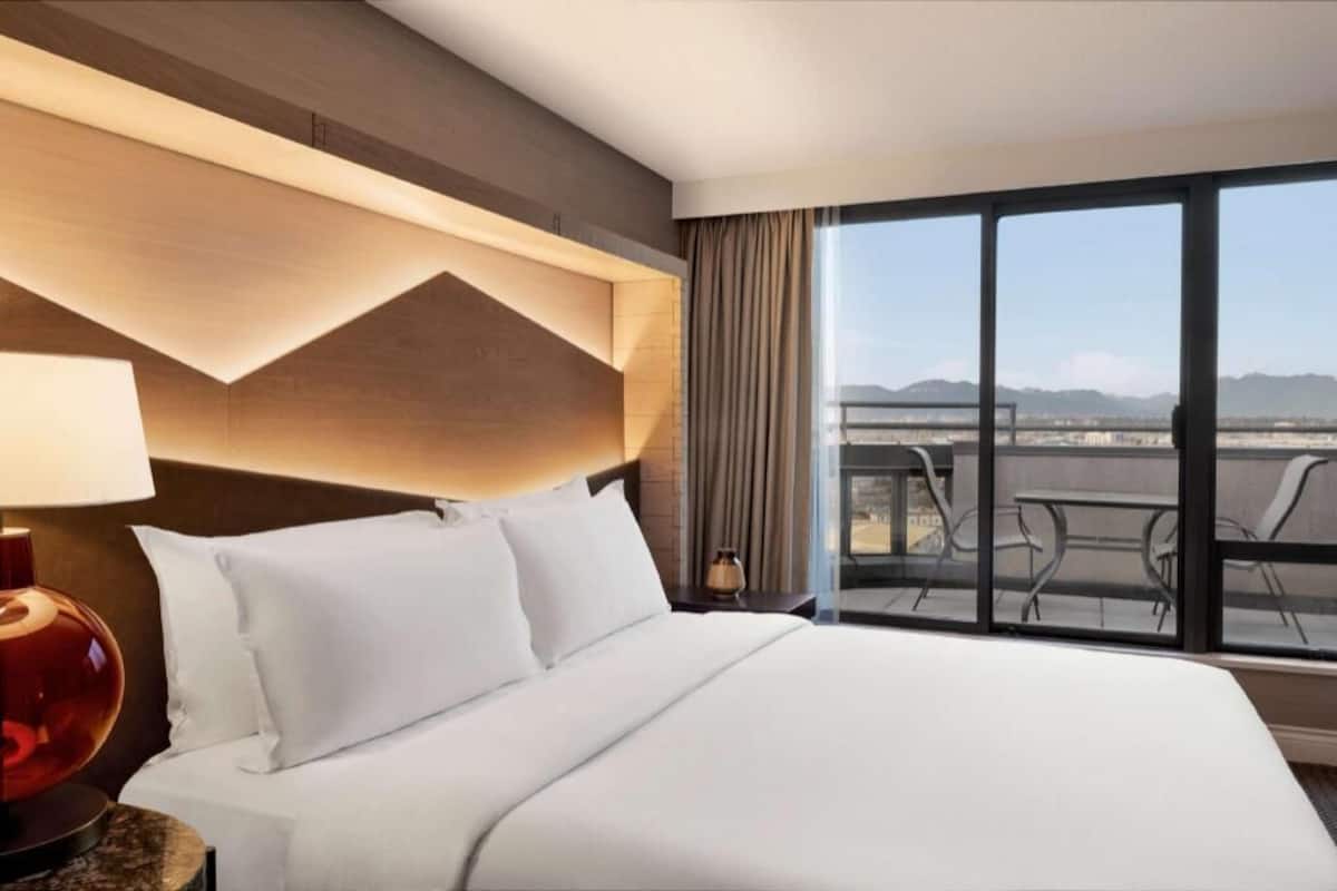 Hypo-allergenic bedding, in-room safe, desk, soundproofing