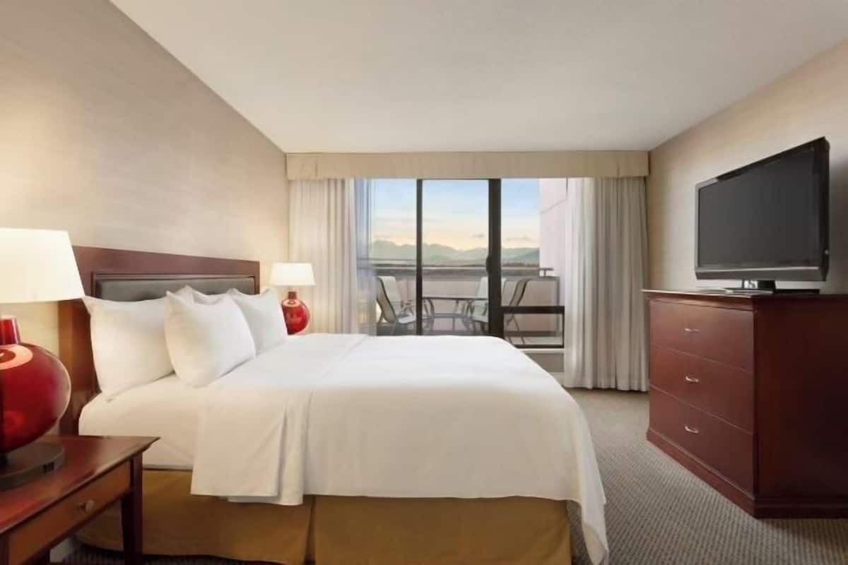 Hypo-allergenic bedding, in-room safe, desk, soundproofing