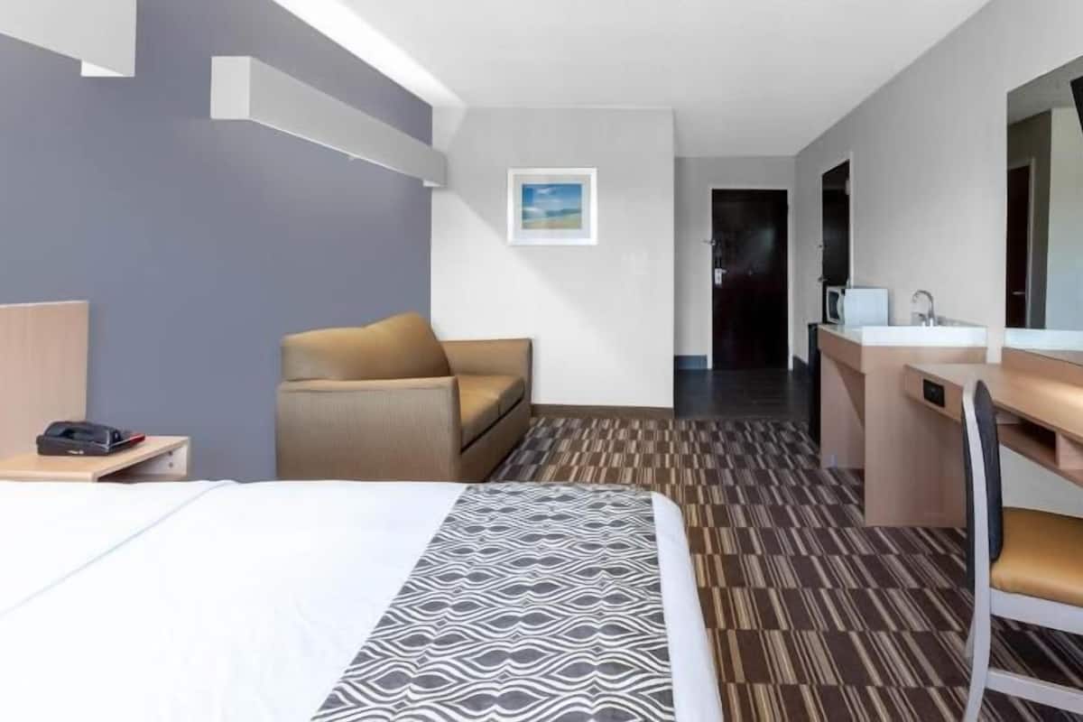 Ropa de cama hipoalergénica y caja de seguridad en la habitación