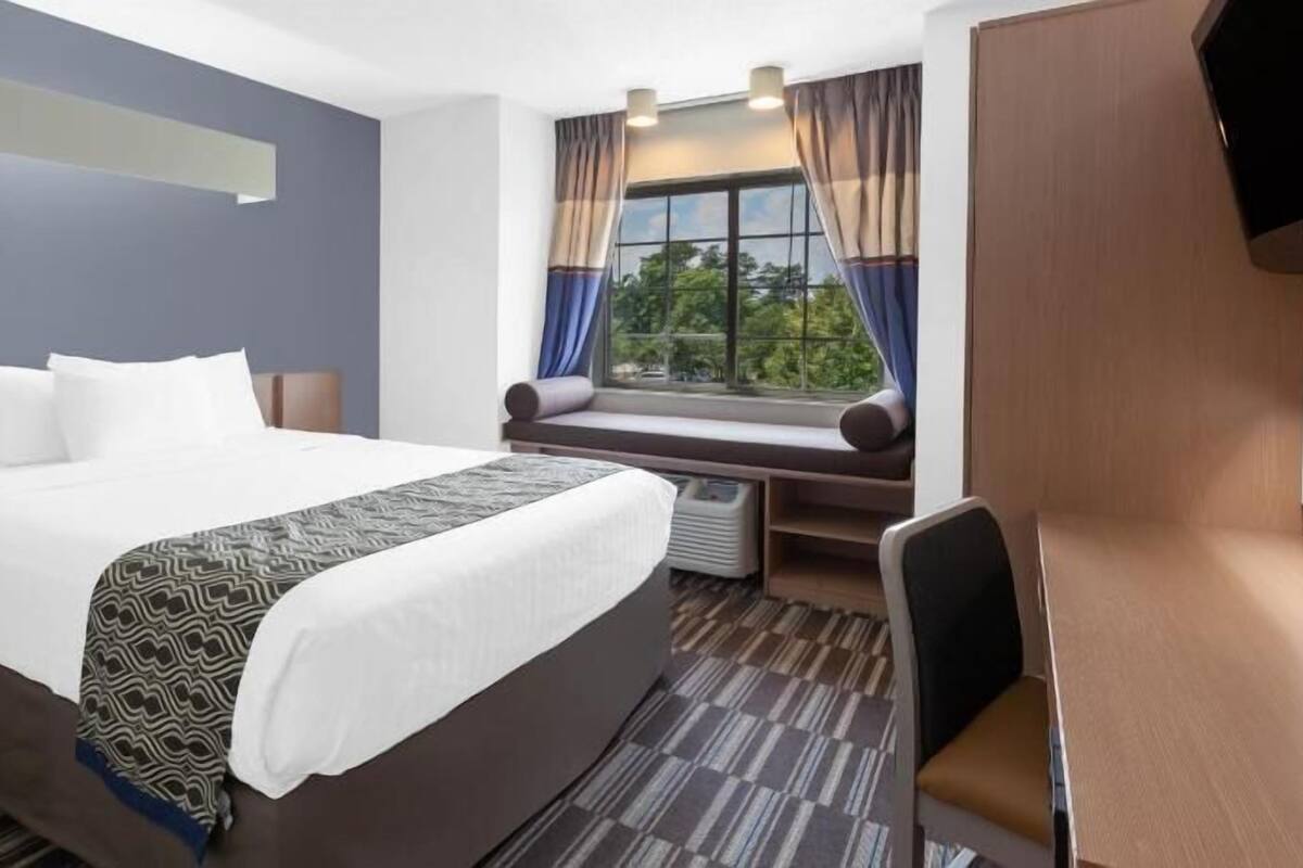Ropa de cama hipoalergénica y caja de seguridad en la habitación