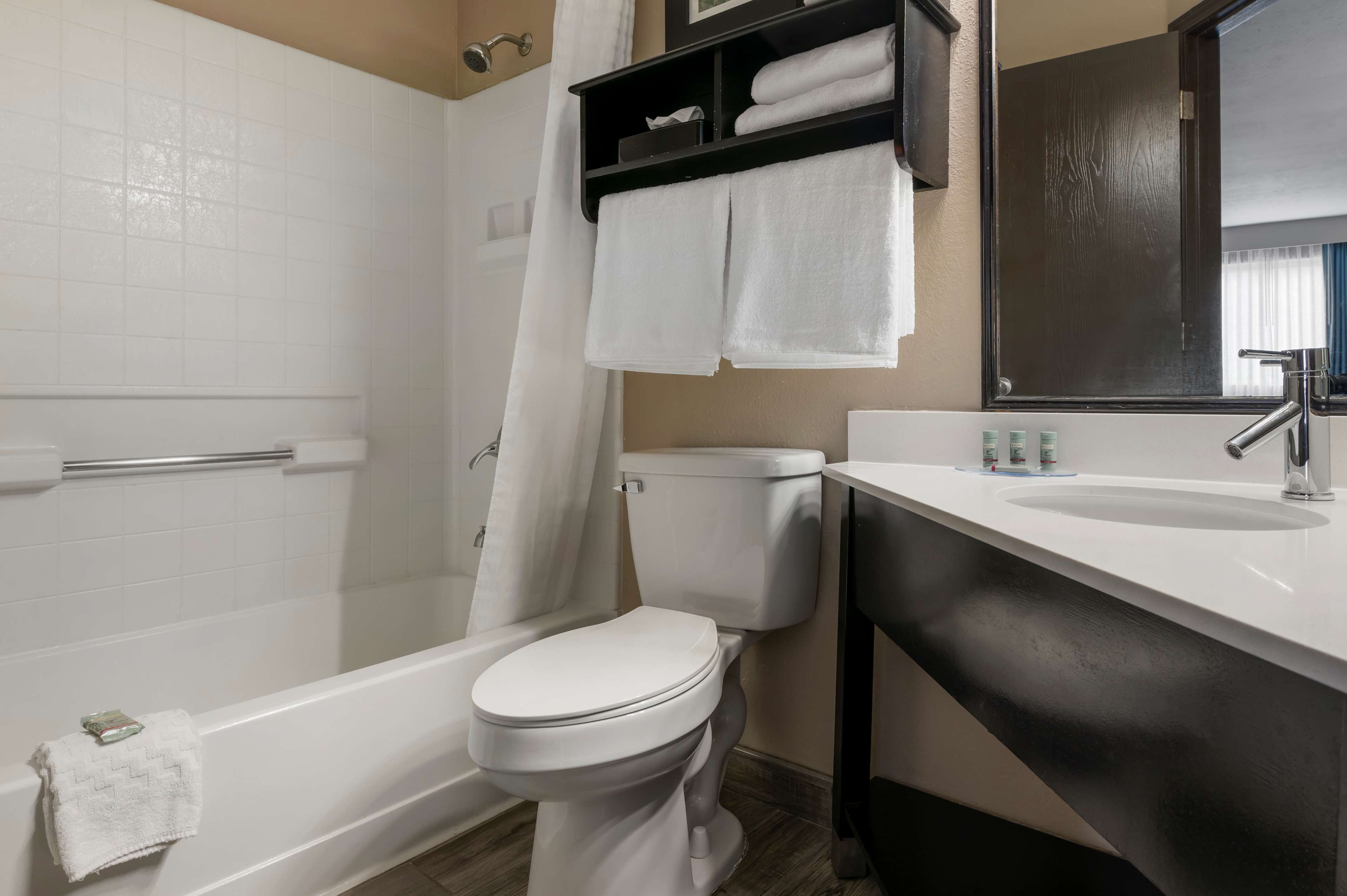 Een bad/douchecombinatie, gratis toiletartikelen, een haardroger