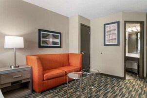 Standard Room, 1 King Bed, Non Smoking, Jetted Tub | Premium bedding, pillowtop beds, individually furnished, desk