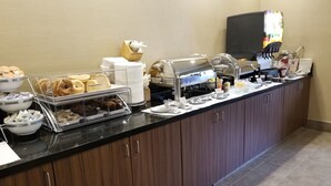 Een buffetopstelling met diverse gerechten en toevoegingen.