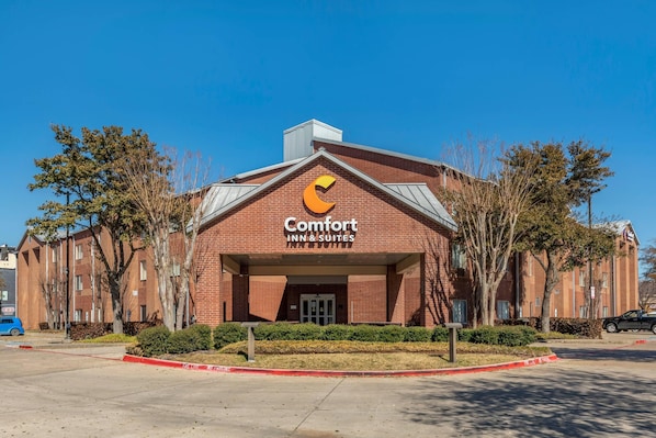 A brick building with a sign for Comfort Inn & Suites.