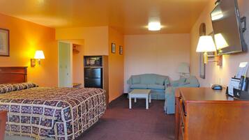 Desk, soundproofing, free WiFi, bed sheets