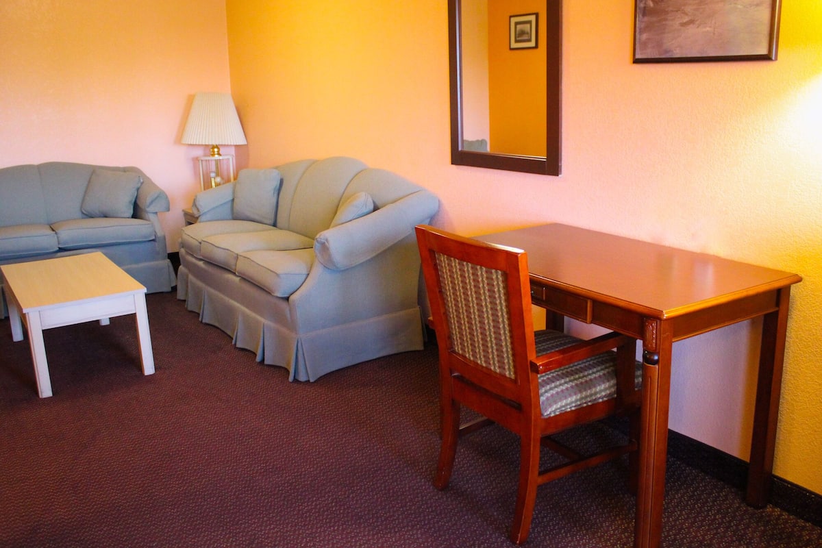 40-inch flat-screen tv with cable channels, tv