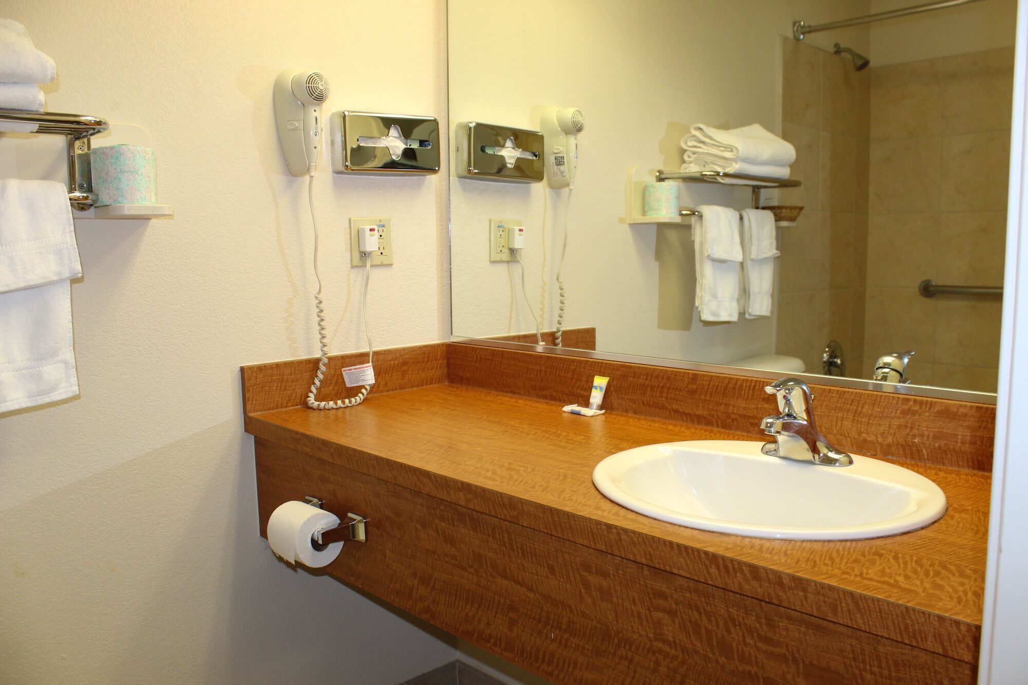 bathtub, free toiletries, towels