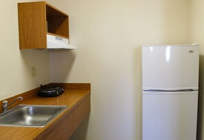 Deluxe Single Room | Private kitchenette | Coffee/tea maker - Hawthorne's Best Inn (Hawthorne)