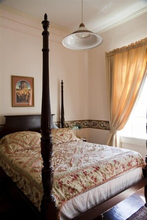 Chambre supérieure, 1 grand lit | 1 chambre, accès au Wi-Fi (inclus), literie fournie