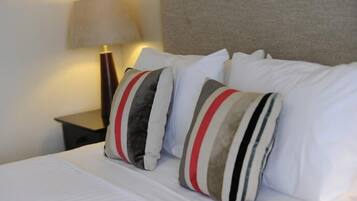 Minibar, sistema de insonorización, tabla de planchar con plancha